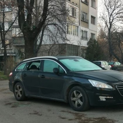 Неизвестен потроши кола паркирана в София За случая алармира пешеходе