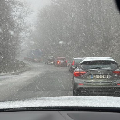 Тирове с износени гуми са задръстили движението по автомагистрала Хемус Пътуващи