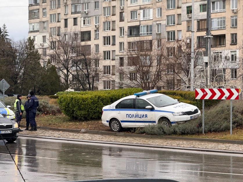 Патрулка се озова в кръгово в Стара Загора СНИМКИ