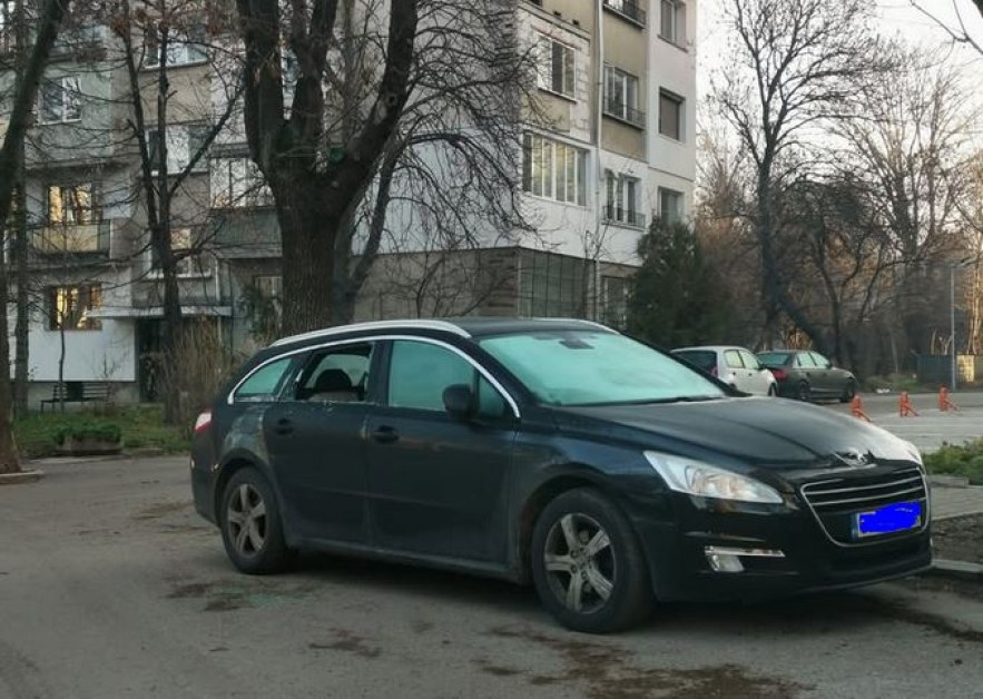 Разбиха кола, паркирана в София! Водач предупреди СНИМКА