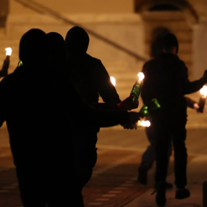 Маскирани нападатели нападнаха полицаи с коктейли Молотов късно вечерта в