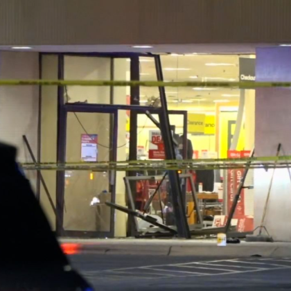 Петима души бяха ранени в събота след като мъж премина