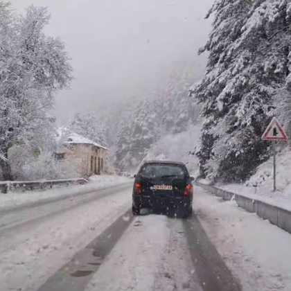 Заради повреди по електропреносната мрежа от падналия в събота сняг все