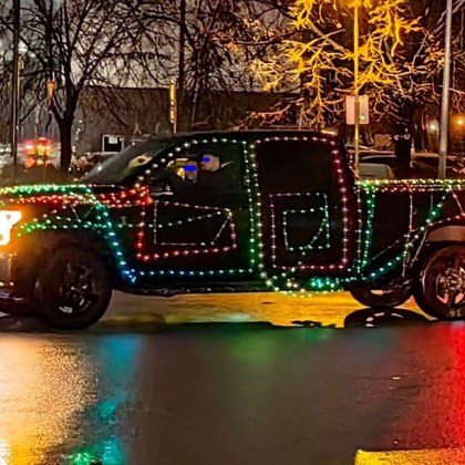 Празничното настроение завладя столични шофьори а проявите им радват и