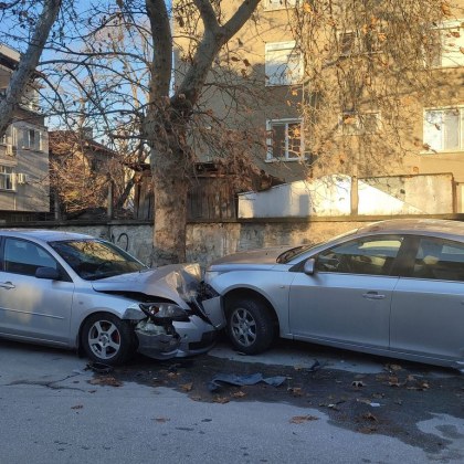 Сериозен пътен инцидент е станал в Асеновград Две коли са