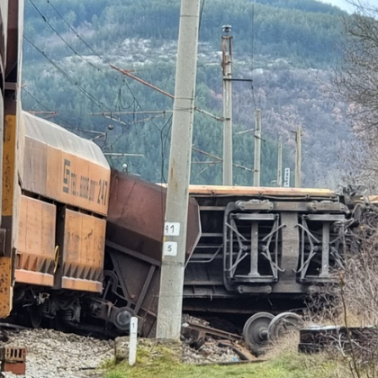Влакът който тази сутрин дерайлира край гара Батановци е нанесъл сериозни