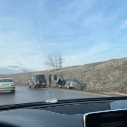 Кола се е озовала в крайпътната канавка на столично кръгово За