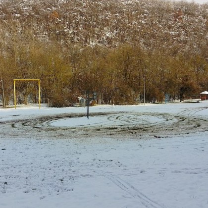 Падналият сняг накара много любители на шофирането да се запътят