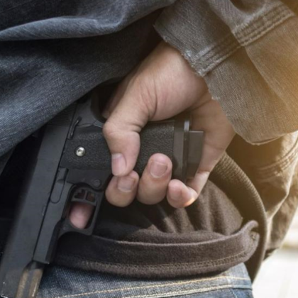 Моторист заплашва с пистолет шофьор и мъж на столично кръстовище съобщиха от