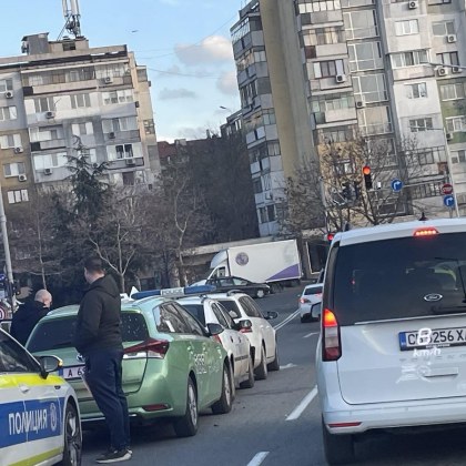 Верижна катастрофа с три автомобила е станала на бургаската улица