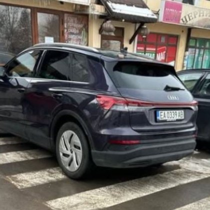 Водач с лъскав джип успя да привлече вниманието на минувачите Возилото