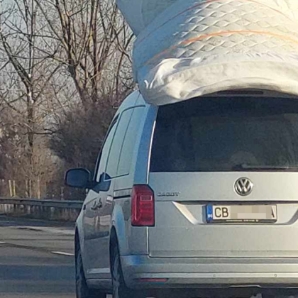 Снимка на матрак закрепен върху покрива на автомобил движещ се