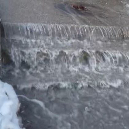 Истински водопад се появи на улица в роден град Голямо количество