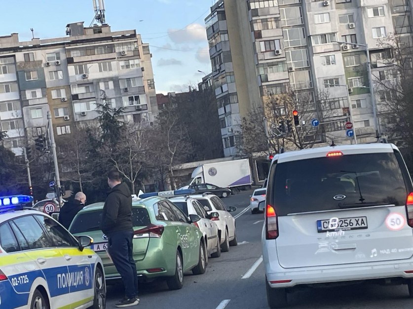 Патрулка попадна в пътен 