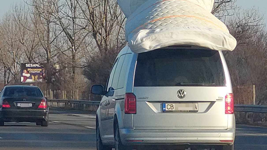 Смях в нета: Шофьор качи матрак върху покрива на автомобил СНИМКА