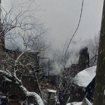 Четирима души са евакуирани при възникнал пожар в къща в