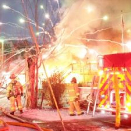 Видео показва момента в който фойерверки започват да експлодират по