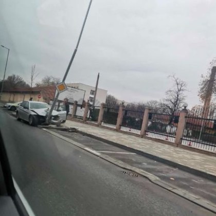 Лек автомобил е самокатастрофирал в район Източен в Пловдив пише