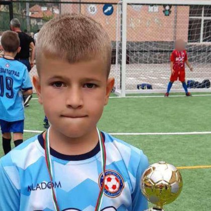 8 годишният Матей е футболист и математик Неговата мечта е да се