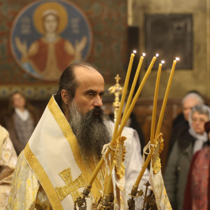 В навечерието преди Рождество Христово хиляди миряни изпълниха храмовете в