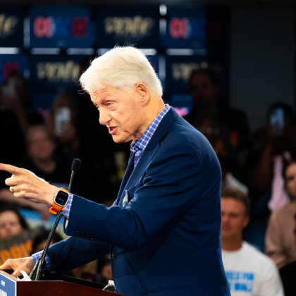 Бившият президент Бил Клинтън беше хоспитализиран в понеделник следобед във