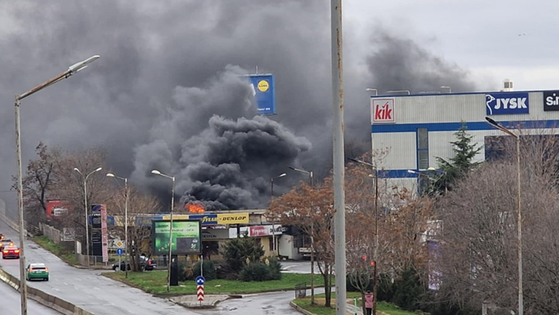 Голям пожар избухна в Бургас