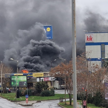 Огромен пожар бушува в този момент в района между Билла