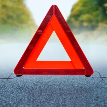 Паднали камъни се стовариха върху пътуващ лек автомобил по пътя