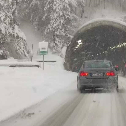 Обстановката на автомагистрала Тракия се влошава драстично заради гъстия снеговалеж