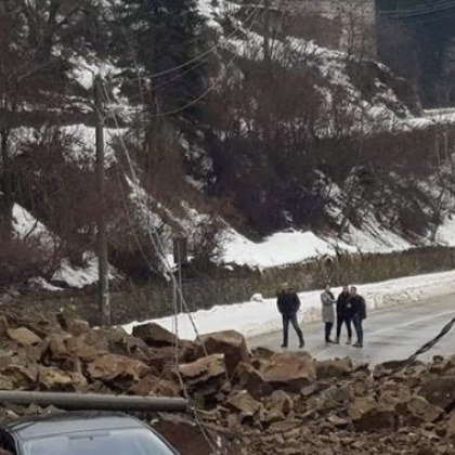 Камъни се стоварили върху пътуващ лек автомобил на пътя между