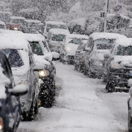 Силни снеговалежи причиниха смущения в Хърватия като блокираха ключова магистрала водеща