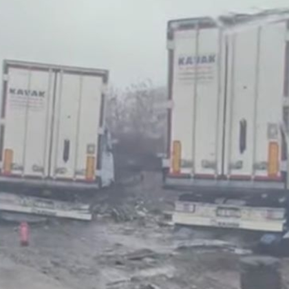 Турски ТИР излетя от пътя между Кнежа и Бяла Слатина