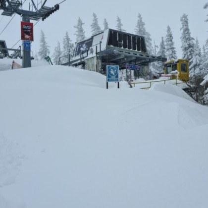 Заради силния снеговалеж и вятър в определени участъци на Витоша има сериозни