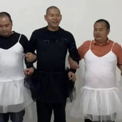 Петима мъже в Китай обръснаха главите си и облякоха пачки