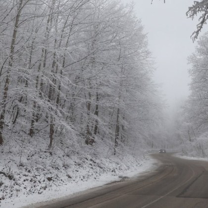 Снегът на Витоша затрудни достъпа до планината в деня в