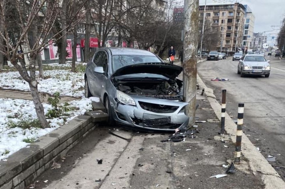 Кола се вряза в стълб в София СНИМКИ