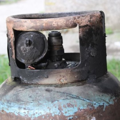 Взрив на газова бутилка в Стара Загора повреди апартамент и кола