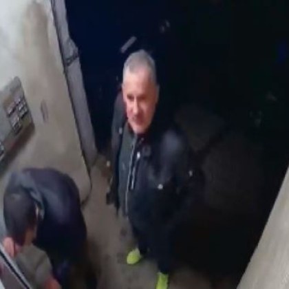 С чук ножове и дори чадър Двама мъже унищожиха кабели