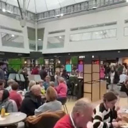 Пътниците на влака от Лондон за Париж казват че са стояли