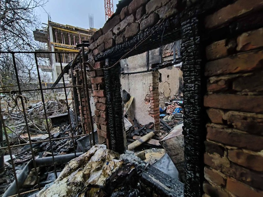 Пожар изпепели дома на възрастна жена в София