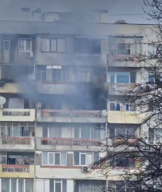Пожар пламна в апартамент във Варна СНИМКИ