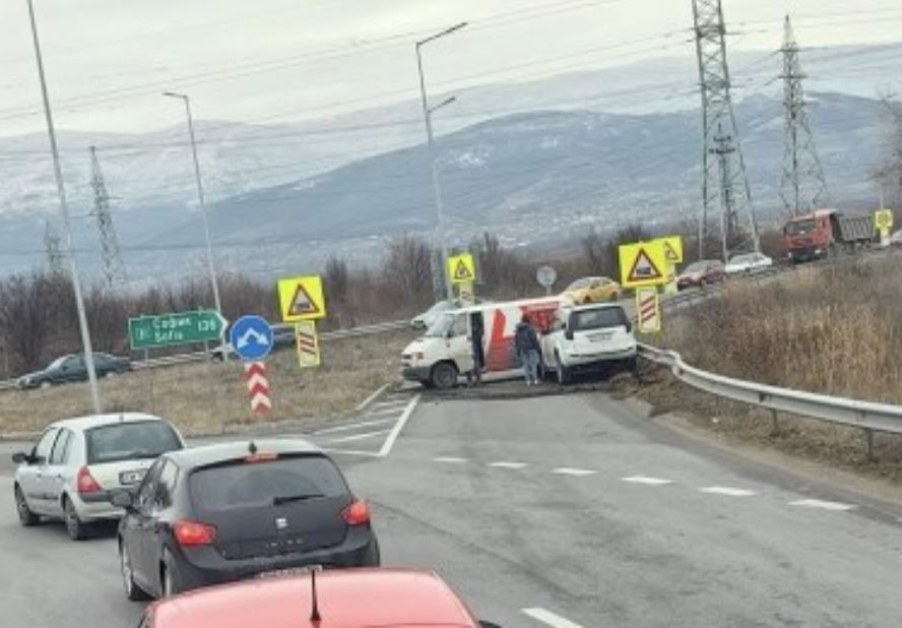 Джип и бус се сблъскаха край Пловдив, има тапа СНИМКА