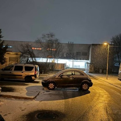 Неочаквана гледка изненада столичани рано сутринта Лек автомобил се озова