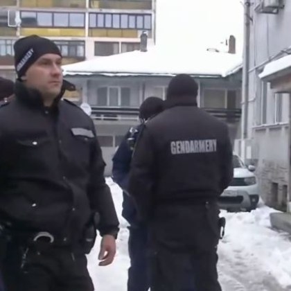 Напрежение пред офиса на енергоразпределителното дружество в Троян Хора от