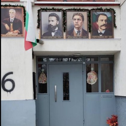 Вход в София зарадва с необичайната си празничната премяна Дядо Коледа