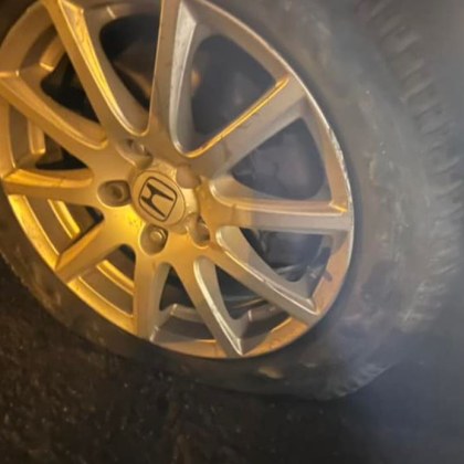 Няколко коли спукаха гуми в един и същи участък на