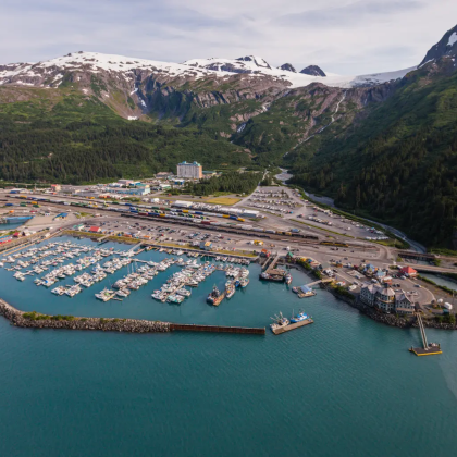 Отдалечен град в Аляска който е толкова малък че цялото