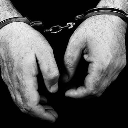 Пиян 26 годишен мъж от Чипровци изкъртил дръжката на входната врата