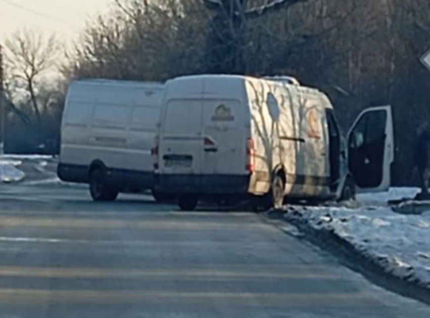 Два буса се блъснаха в Търновско СНИМКА