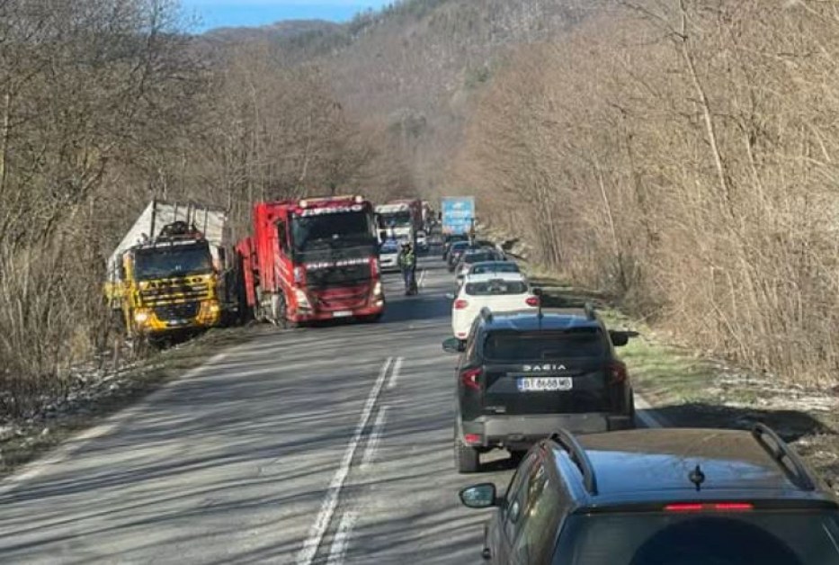Два камиона се блъснаха, движението е затруднено СНИМКА